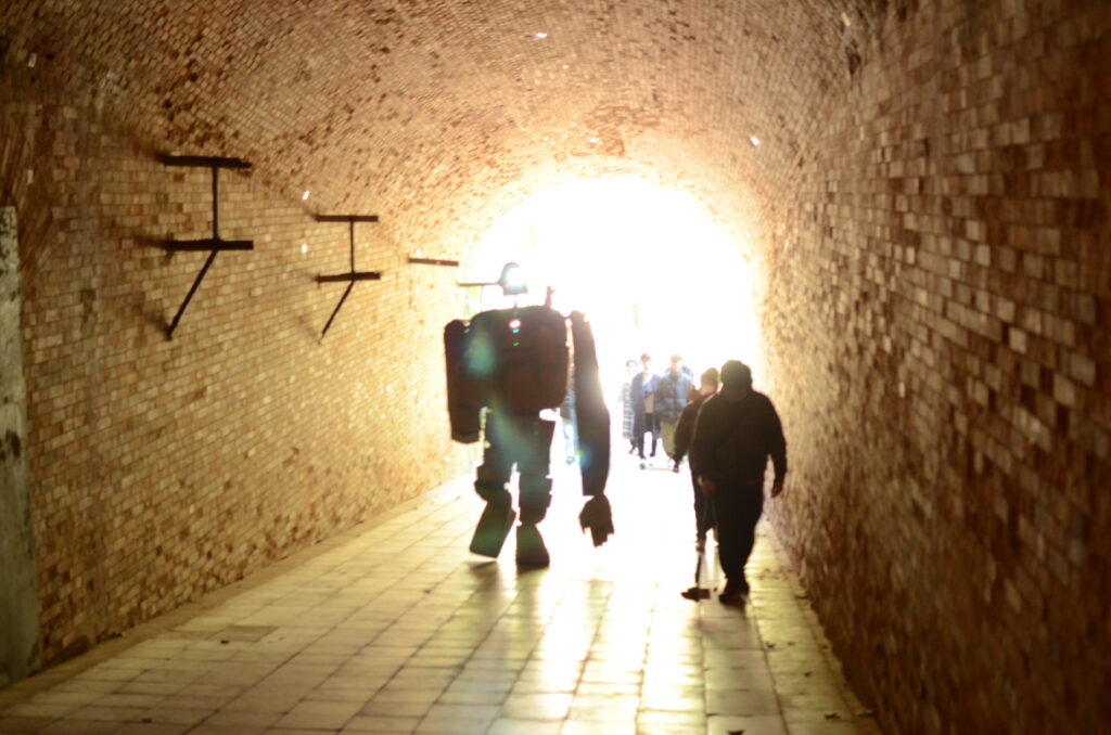 トンネルを歩くロボット兵