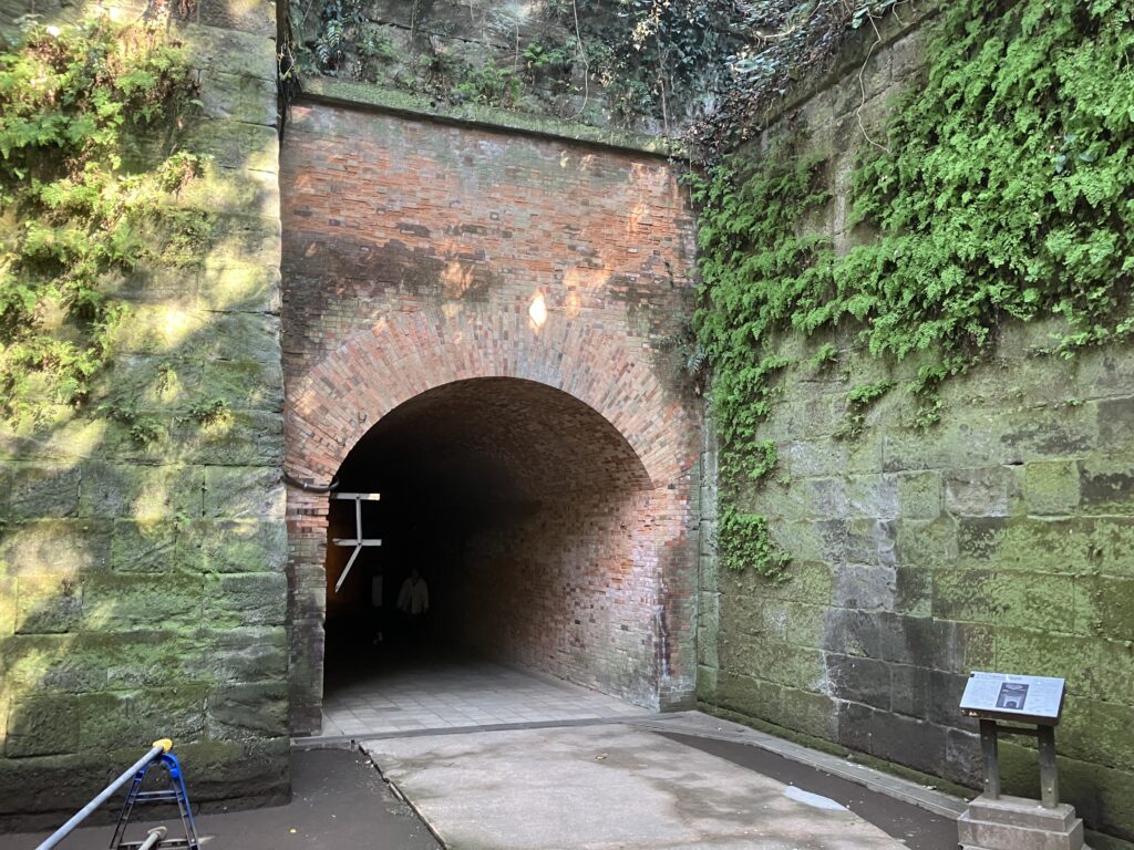 レンガ積のトンネル