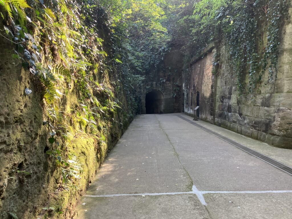 猿島のトンネル