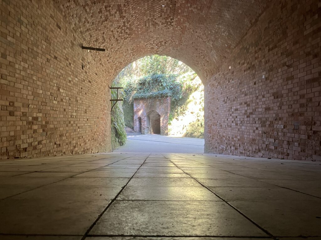 猿島のトンネルの様子